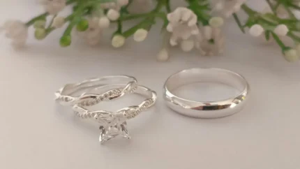 Anillos de matrimonio en plata 925 con circonia, acabado brillante que resalta cada detalle.