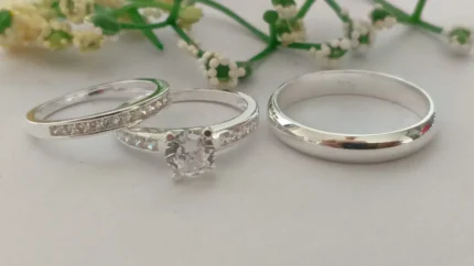 Dúo de anillos de matrimonio con circonia en plata italiana 925 – Estilo clásico