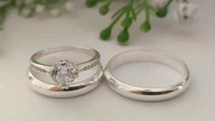 Trío de anillos de compromiso con circonia en plata 925 – Estilo moderno