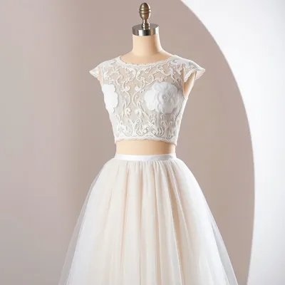 Combinación de vestido de novia de dos piezas con top de encaje y falda de tul