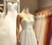 Vestidos de novia de dos piezas en colores variados en una tienda