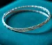 Pulsera de plata elegante sobre superficie de terciopelo
