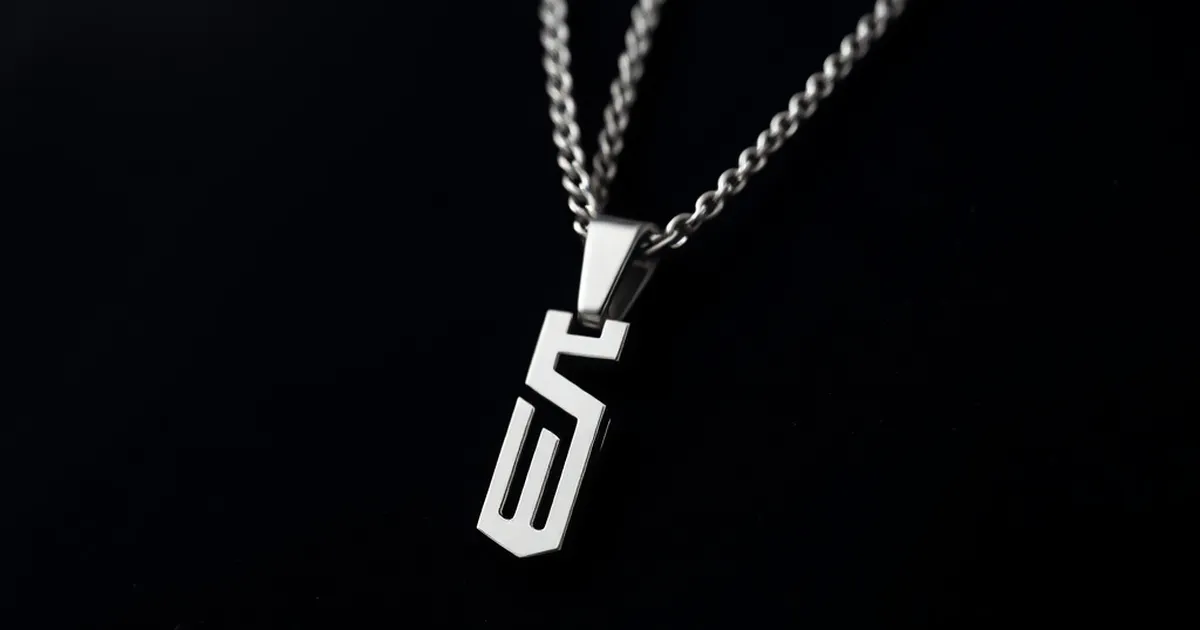 Imagen sobre Comparativa de los Mejores Collares de Plata para Hombres: Estilo y Precio